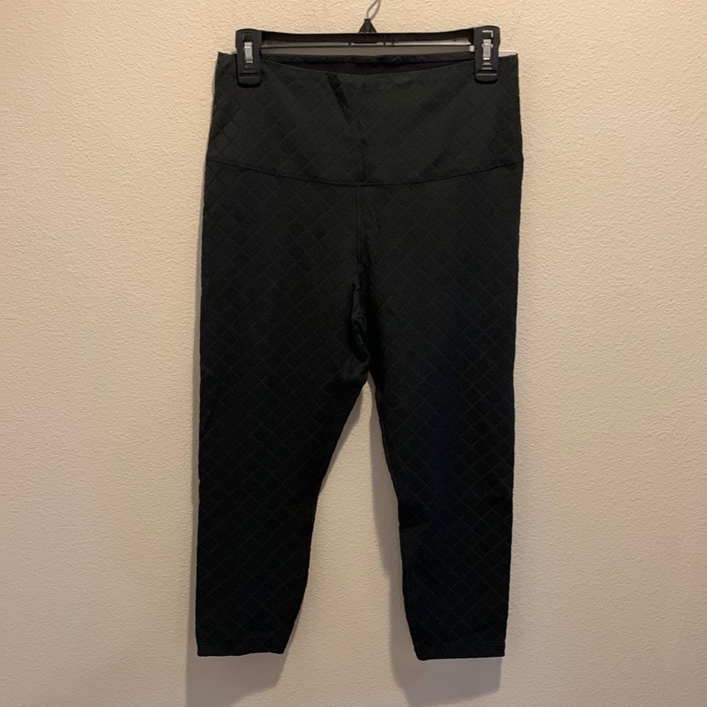 NWT NIKE YOGA LUXE high rise Capri black infinalon material. Black. Large.